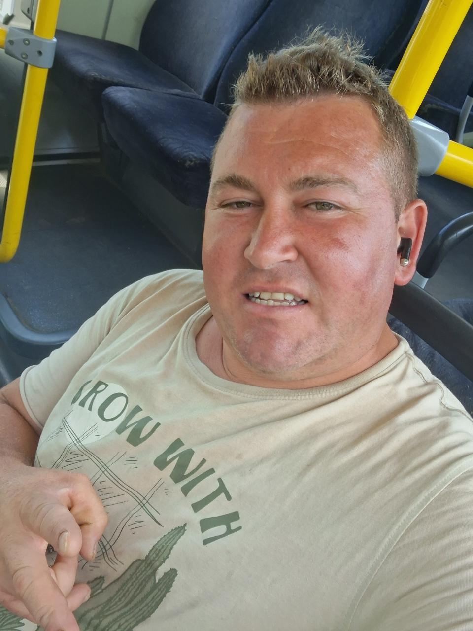 Tânăr caut femeie matura