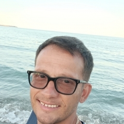 Buna! Sunt aici pentru a cunoaște o fata !
