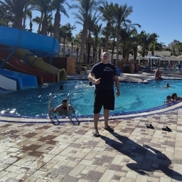 Buna doresc sa cunosc o doamna din pitesti eu am 35 ani