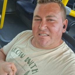 Tânăr caut femeie matura