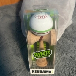 Vând kendama Sweets Kendamas model Starter, originală, în stare foarte