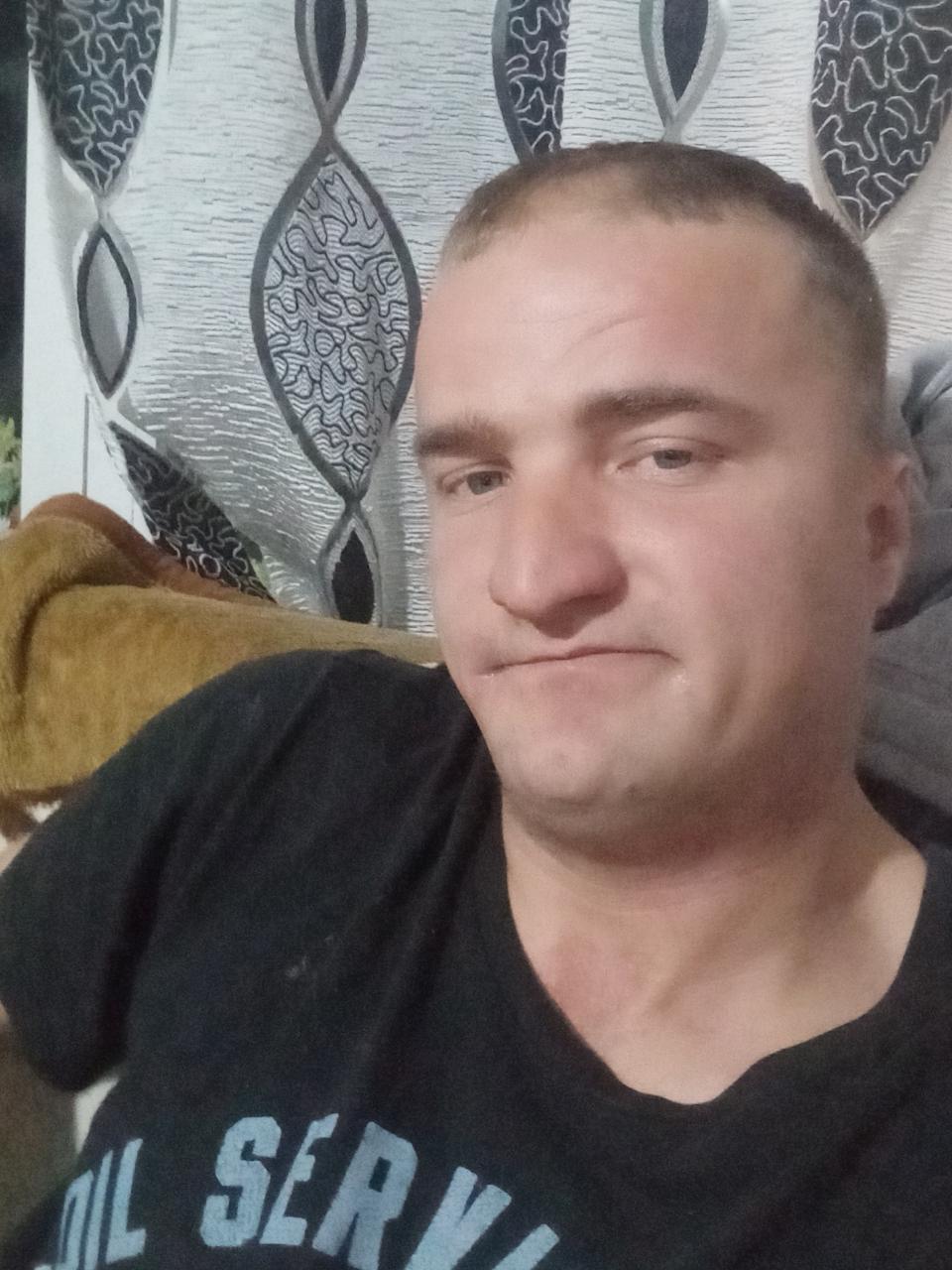 Sunt singur doresc ceva serios si frumos