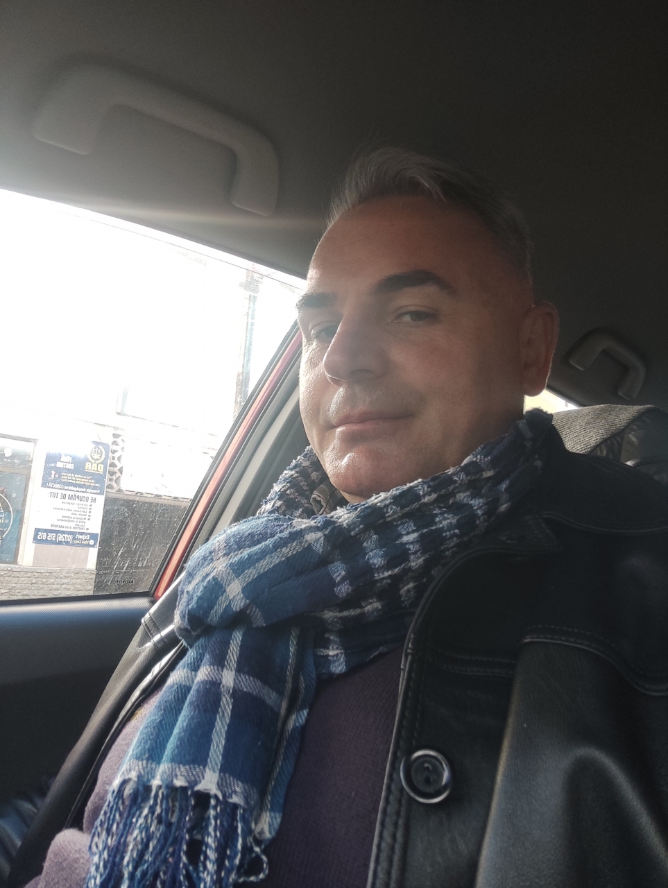 Buna doamnelor!sunt un bărbat simplu cu calități și defecte!