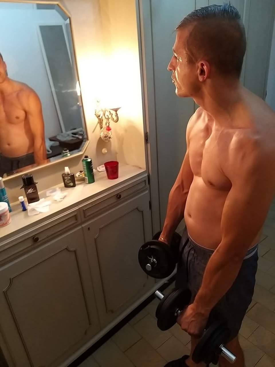 Om de afaceri caut relație cu o fatã sã vinã sã locuim împreunã