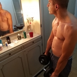 Om de afaceri caut relație cu o fatã sã vinã sã locuim împreunã