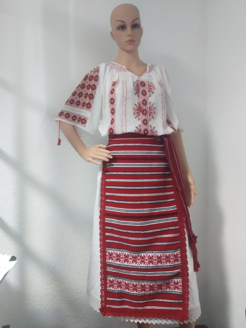 Costume populare lucrate manual
