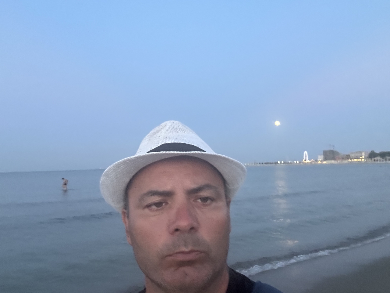 Îmi caut iubită, soție, , prietenă.