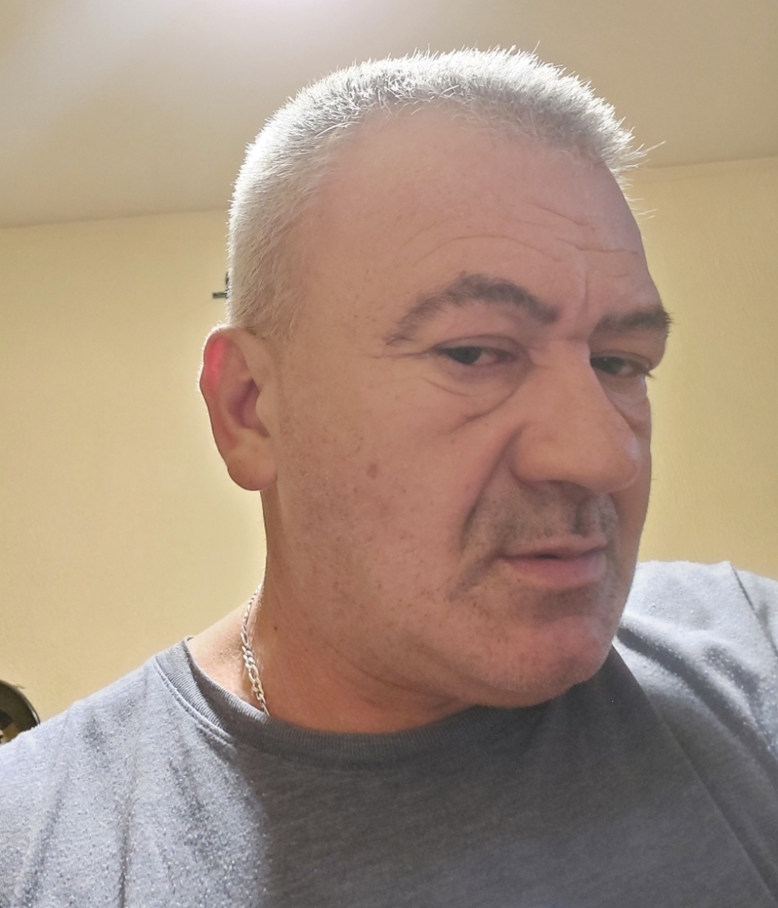 Barbat singur caut doamna