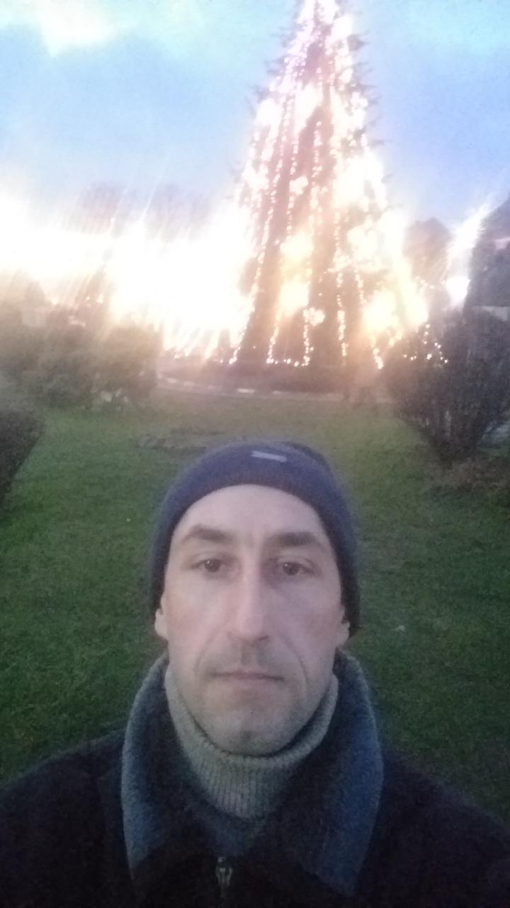 Mă numesc Iura caut o fată serioasă