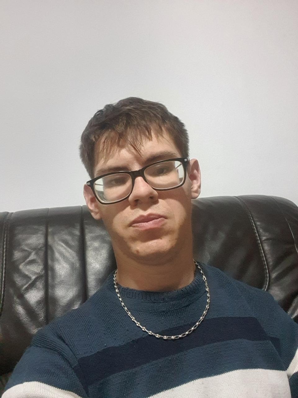 Baiat tânăr caut o fata pentru prietenie +40790397356