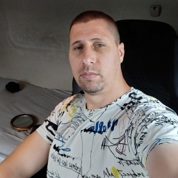 Caut femeie sa ma crească la sânul ei