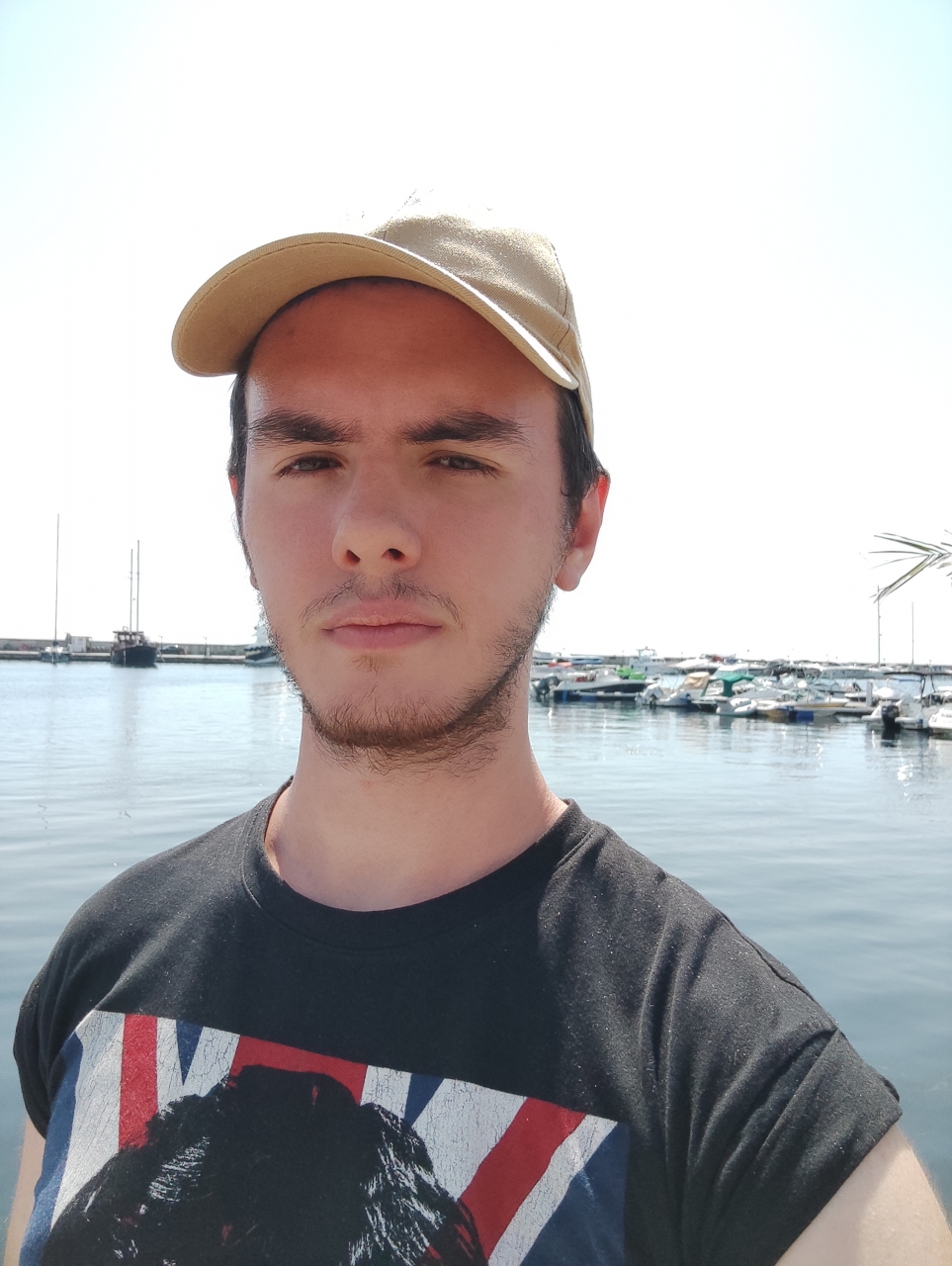 Bărbat singur in orașul Constanța