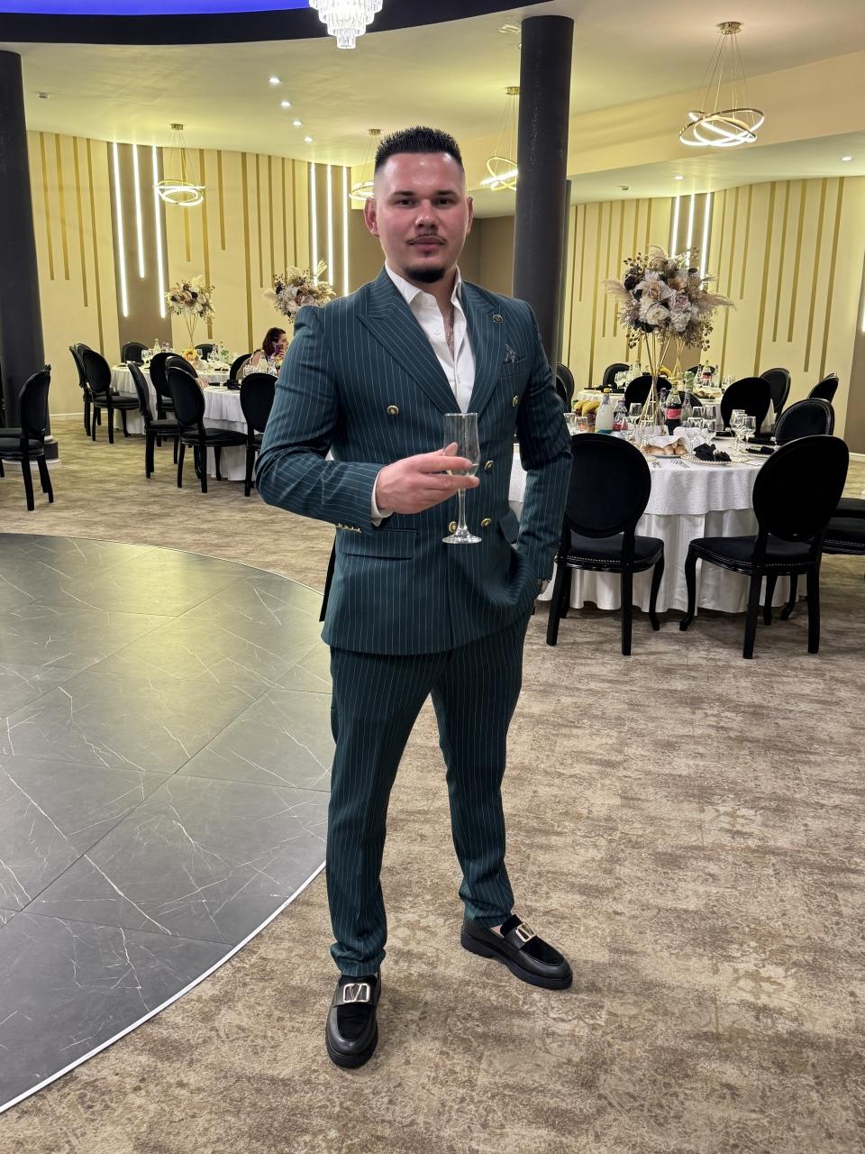 Bărbat singur 30 de ani