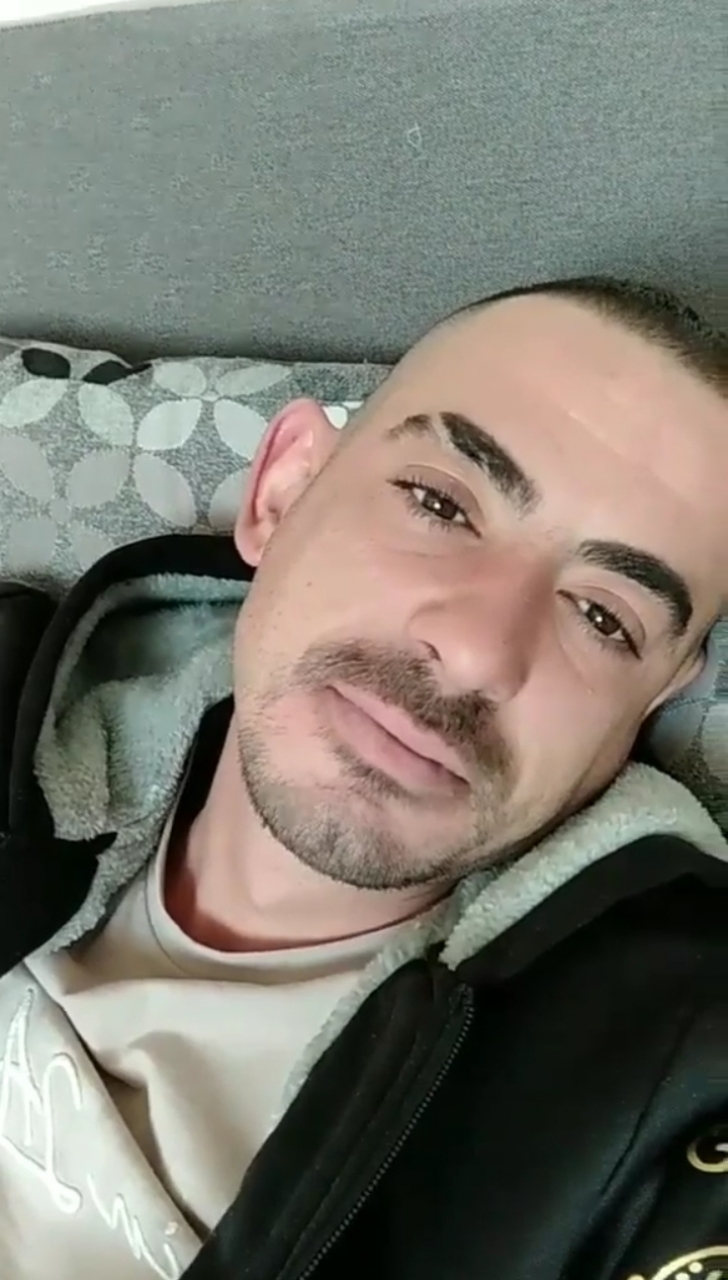 Băiat singur caut relație 