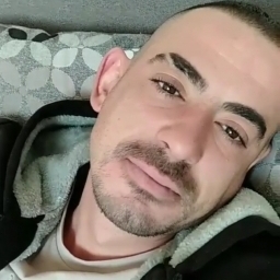 Băiat singur caut relație 